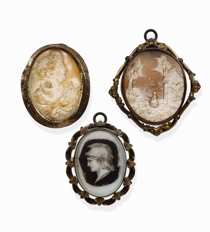 Tre pendenti Cornici in metallo dorato con medaglioni di gusto neoclassico XIX secolo  - Asta Opere e arredi da collezioni lombarde e altre provenienze - Cambi Casa d'Aste