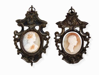 Coppia di Pendenti Cornici in Bronzo Dorato e Cammei Incisi Arte del XIX Secolo