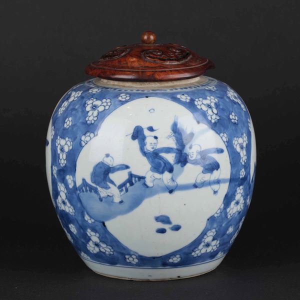 A porcelain potiche, China, Qing Dynasty, 1800s