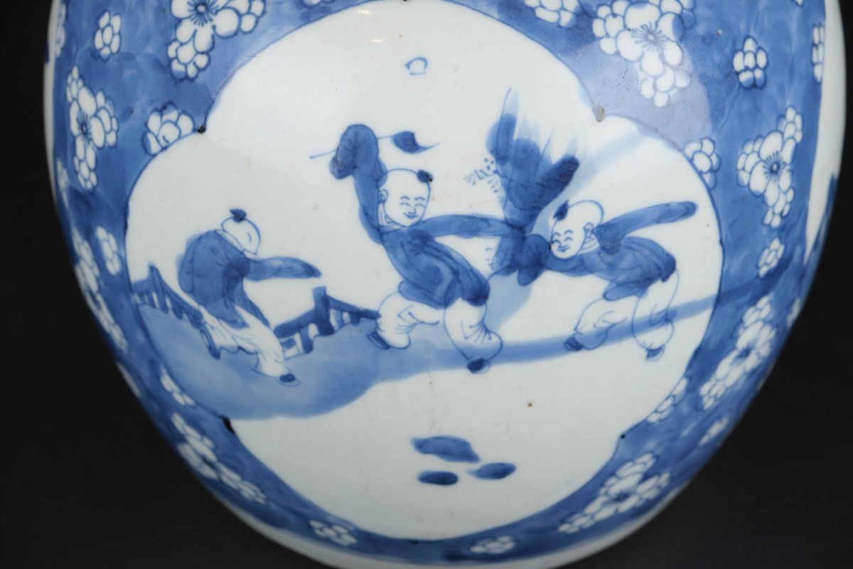 Potiche Globulare con Coperchio in Legno in Porcellana Bianca e Blu con Bambini che Giocano Entro...