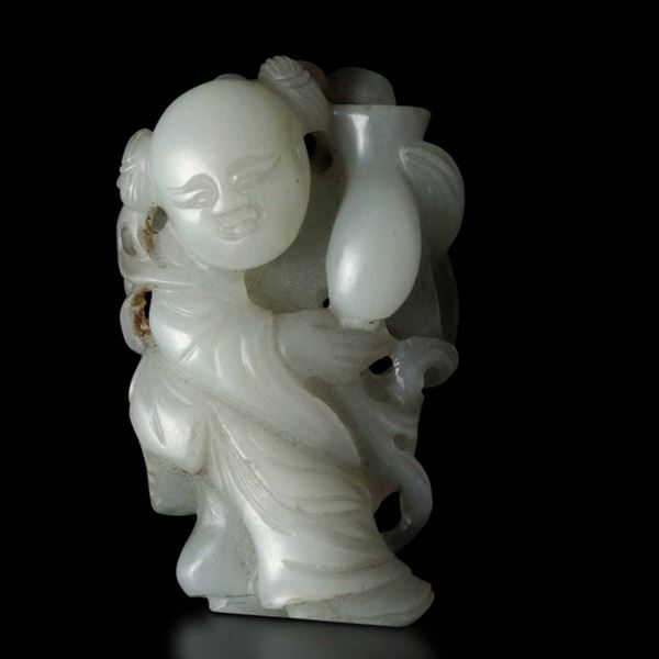 Piccola figura di fanciullo con vaso scolpita in giada bianca, Cina, Dinastia Qing, epoca Qianlong (1736-1796)