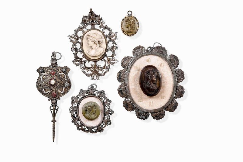 Cinque pendenti Varie manifatture del XIX-XX secolo  - Asta Opere e arredi da collezioni lombarde e altre provenienze - Cambi Casa d'Aste