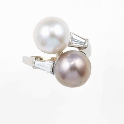 Bulgari. Anello Contrariã¨ con Due Perle Naturali e Diamanti