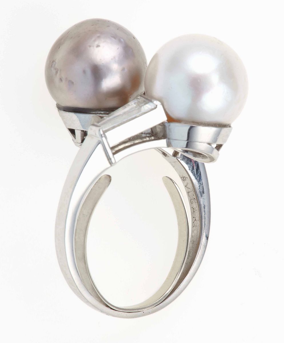 Bulgari. Anello Contrariã¨ con Due Perle Naturali e Diamanti