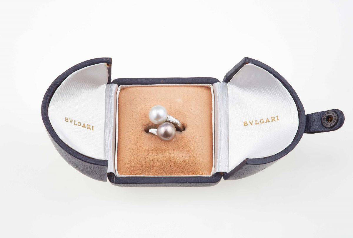 Bulgari. Anello Contrariã¨ con Due Perle Naturali e Diamanti