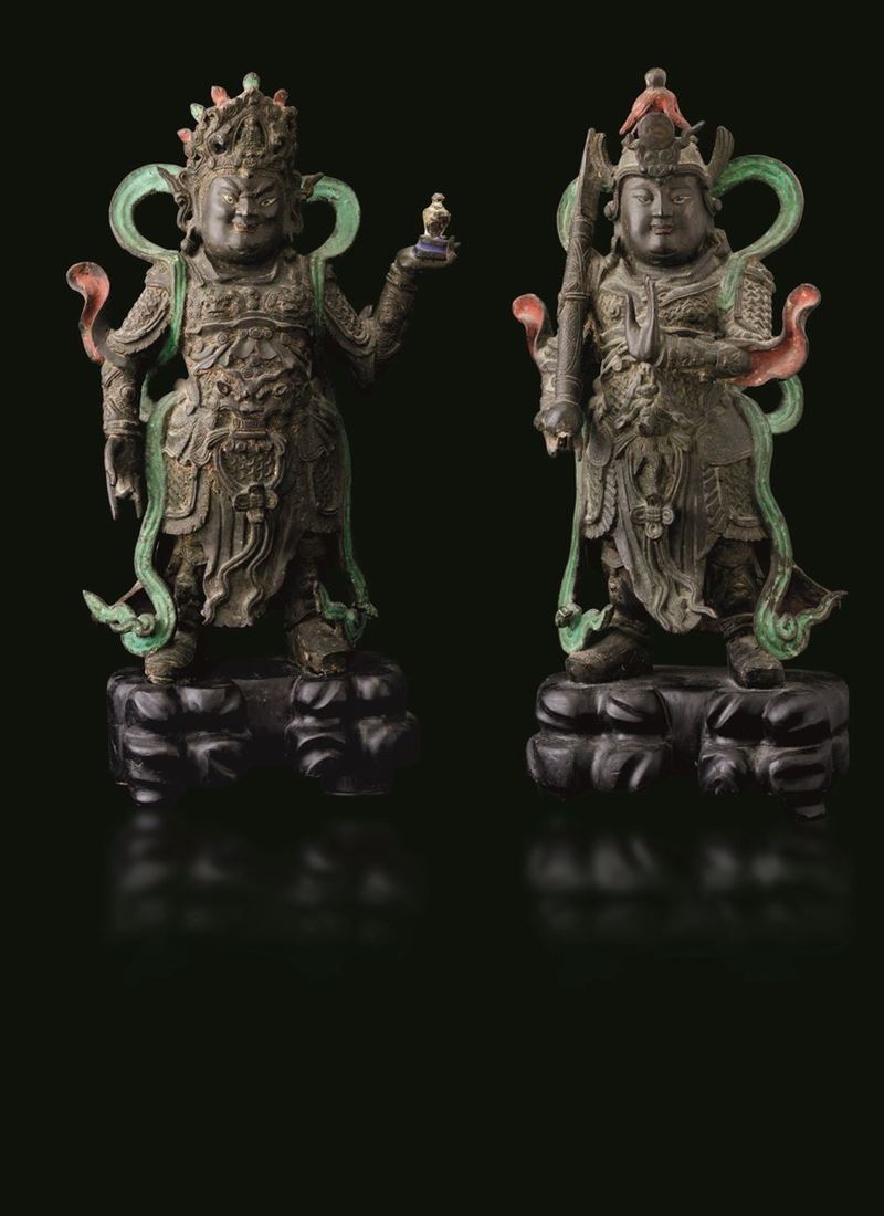 Coppia di Guandi in bronzo con tracce di policromia, Cina, Dinastia Ming, XVII secolo  - Asta Fine Chinese Works of Art - Cambi Casa d'Aste