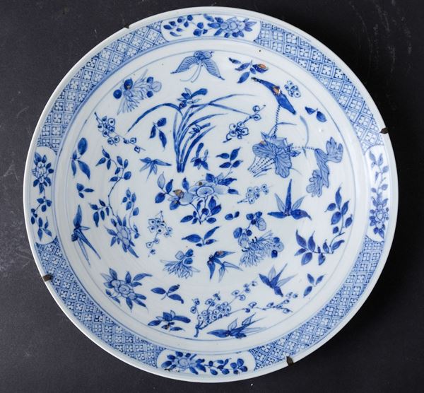 Piatto in porcellana bianca e blu con decori floreali, Cina, Dinastia Qing, XIX secolo