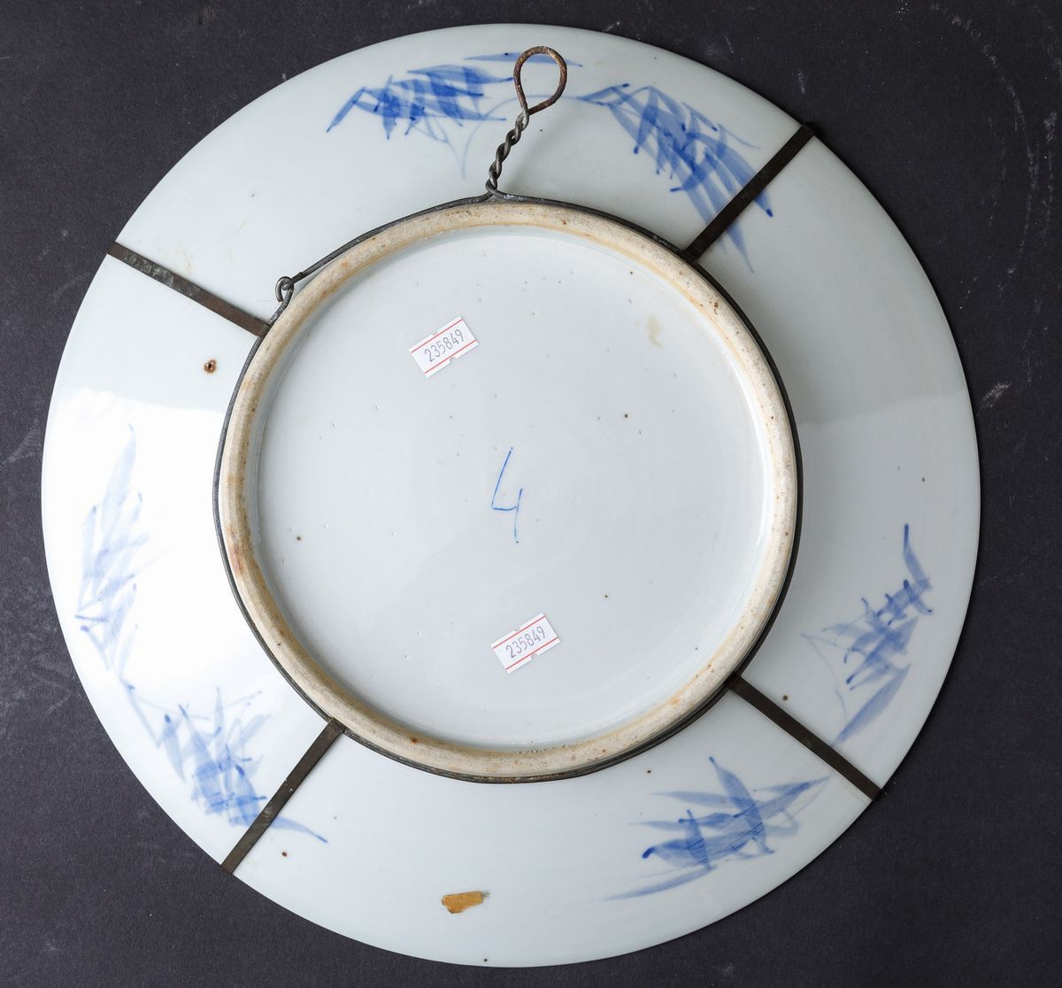 Piatto in Porcellana Bianca e Blu con Decori Floreali, Cina, Dinastia Qing, XIX Secolo