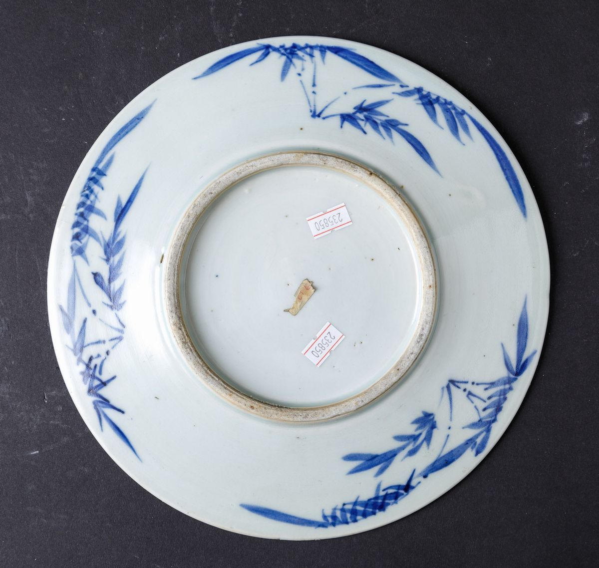 Piatto in Porcellana Bianca e Blu con Decori Floreali e Uccellino tra i Rami, Cina, Dinastia Qing...