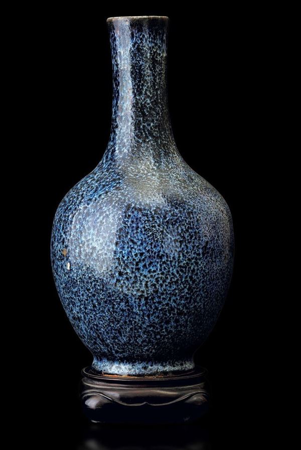 Vaso a bottiglia in porcellana flambÃ¨ sui toni del nero e dellâ€™azzurro, Cina, Dinastia Qing, epoca Qianlong (1736-1796)