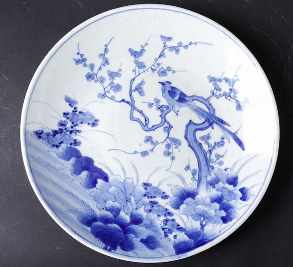 Piatto in porcellana bianca e blu con decori di uccellino tra i rami, Giappone, periodo Meiji (1868-1912)