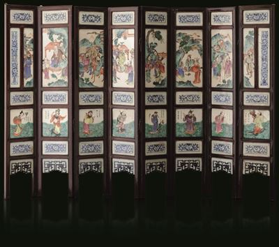 Paravento a Otto Ante con Placche in Porcellana Raffiguranti Scene di Vita Comune, Decori Floreal...