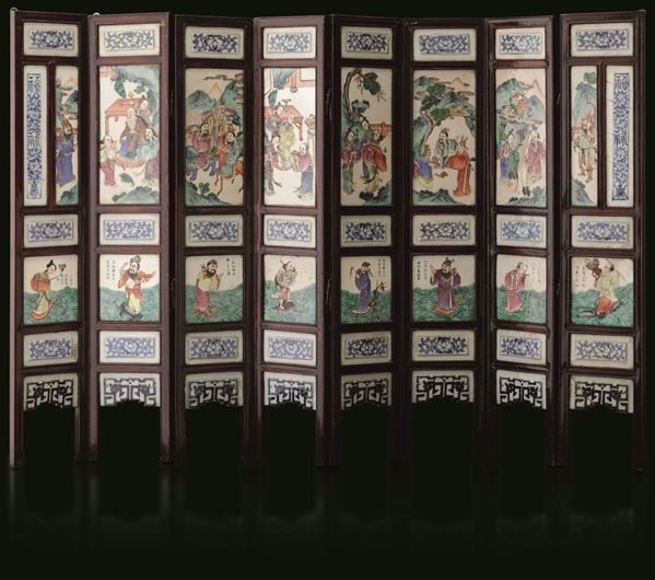 Paravento a otto ante con placche in porcellana raffiguranti scene di vita comune, decori floreali e iscrizioni, Cina, Dinastia Qing, XIX secolo