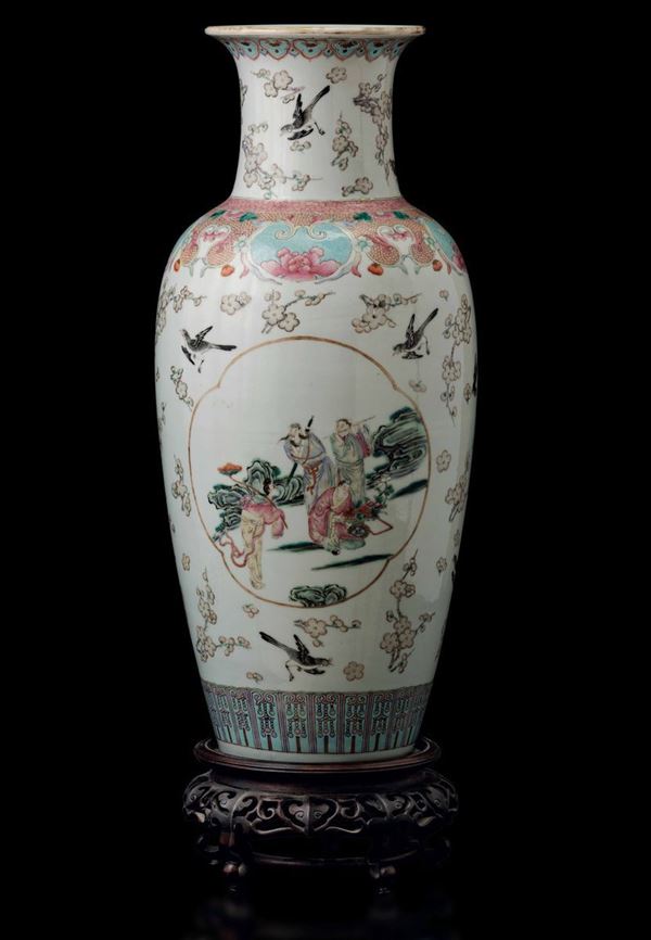 Vaso in porcellana Famiglia Rosa con decori di rami di ciliegio e scene di vita comune entro riserve, Cina, Dinastia Qing, epoca Guangxu (1875-1908)