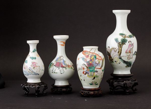 Lotto composto da quattro piccoli vasi in porcellana raffiguranti personaggi entro paesaggio e guerrieri,  [..]