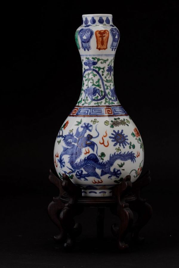 Piccolo vaso in porcellana con figure di draghi e decori floreali, Cina, Repubblica, XX secolo
