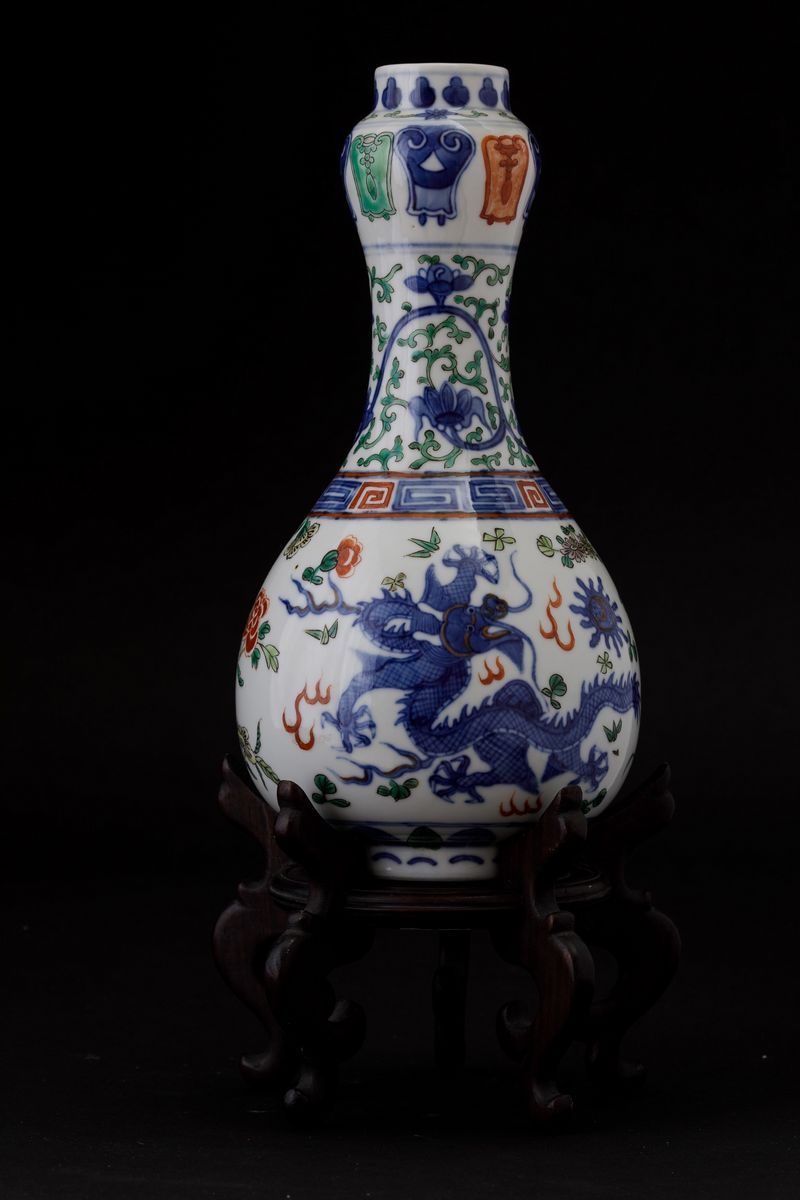 Piccolo Vaso in Porcellana con Figure di Draghi e Decori Floreali, Cina, Repubblica, XX Secolo