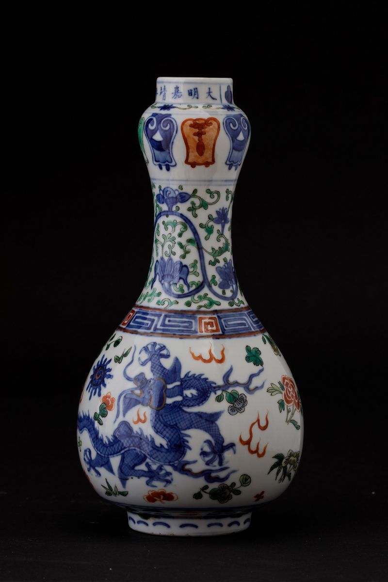 Piccolo Vaso in Porcellana con Figure di Draghi e Decori Floreali, Cina, Repubblica, XX Secolo