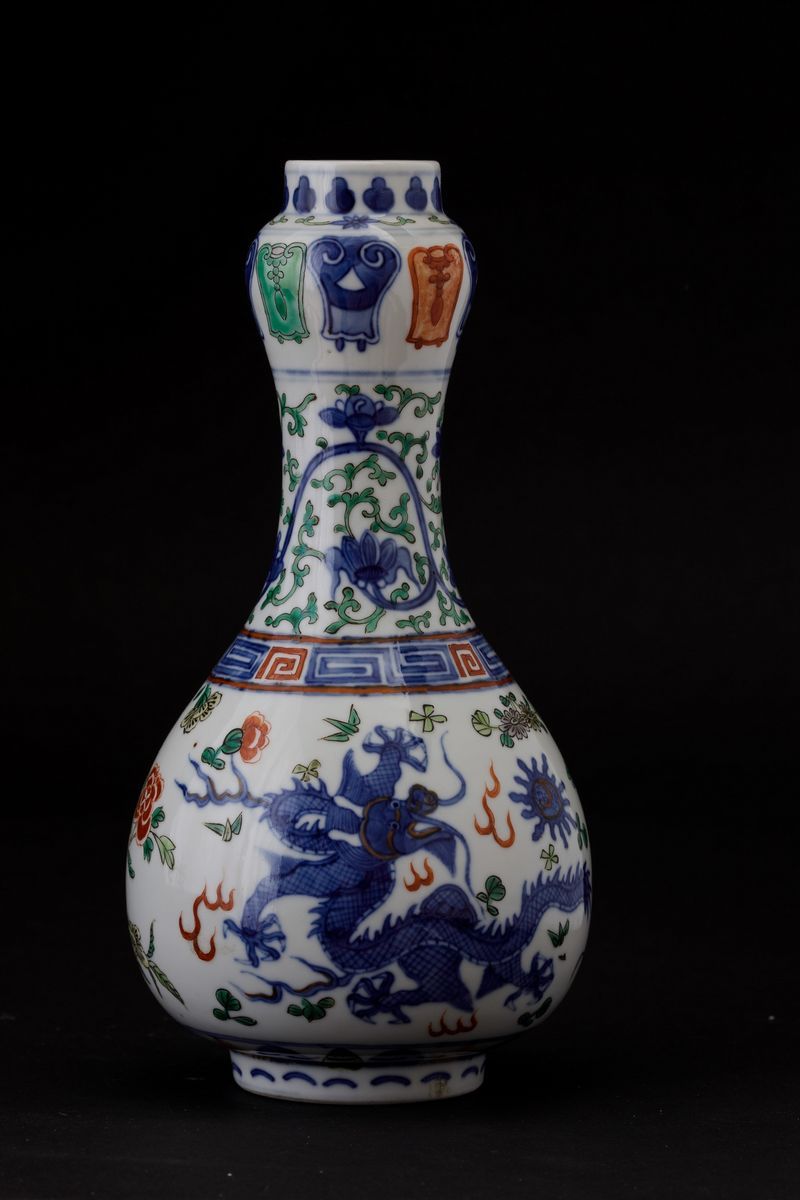 Piccolo Vaso in Porcellana con Figure di Draghi e Decori Floreali, Cina, Repubblica, XX Secolo