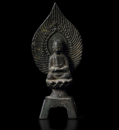 Piccola Scultura in Bronzo Raffigurante Buddha Amitayus Seduto su Fiore di Loto Entro Aura con Is...