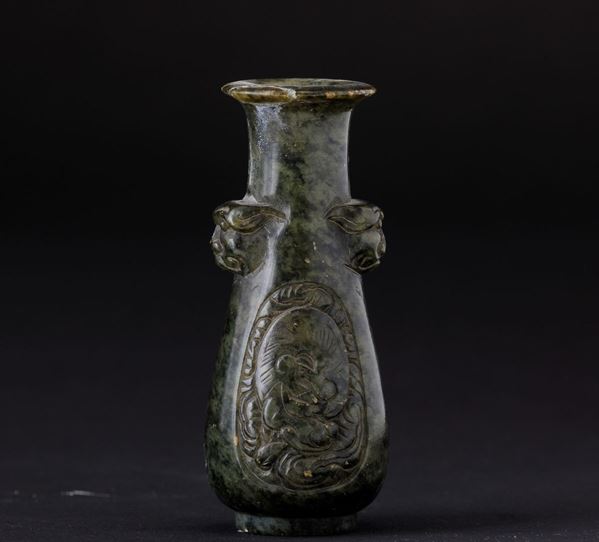Piccolo vaso scolpito in pietra dura con mascheroni a foggia di testa leonina e decori incisi, Cina, Dinastia Qing, XIX secolo