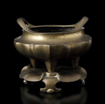 Incensiere Tripode in Bronzo a Doppia Ansa su Piedistallo Sagomato, Cina, Dinastia Qing, Epoca Qi...