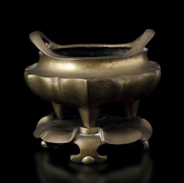 Incensiere tripode in bronzo a doppia ansa su piedistallo sagomato, Cina, Dinastia Qing, epoca Qianlong (1736-1796)