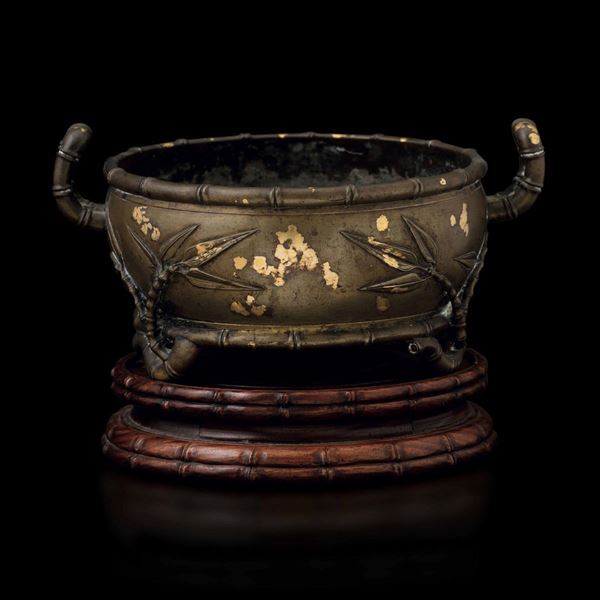 Raro incensiere in bronzo con decoro gilt splashed, anse a foggia di rami di bambÃ¹ ed elementi vegetali a rilievo, Dinastia Qing, epoca Qianlong (1736-1796)