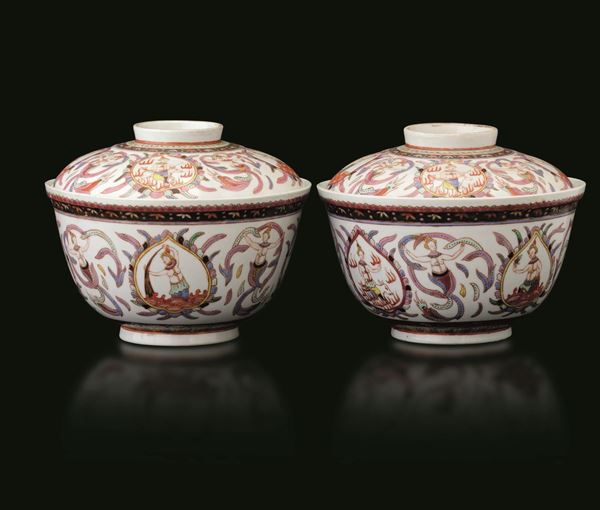 Coppia di ciotole con coperchio in porcellana con figure entro riserve e decori vegetali, Cina, Dinastia Qing, epoca Daoguang (1821-1850)
