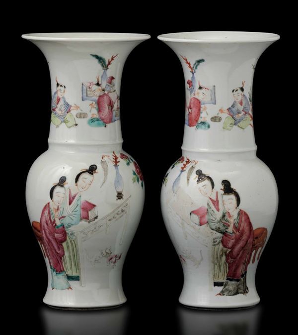 Coppia di vasi in porcellana Famiglia Rosa raffiguranti fanciulle, bambini che giocano e soggetti naturalistici, Cina, Dinastia Qing, epoca Guangxu (1875-1908)