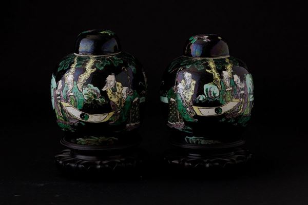 Coppia di potiches globulari in porcellana Famiglia Nera con figure di saggi entro paesaggio, Cina, Dinastia Qing, XIX secolo