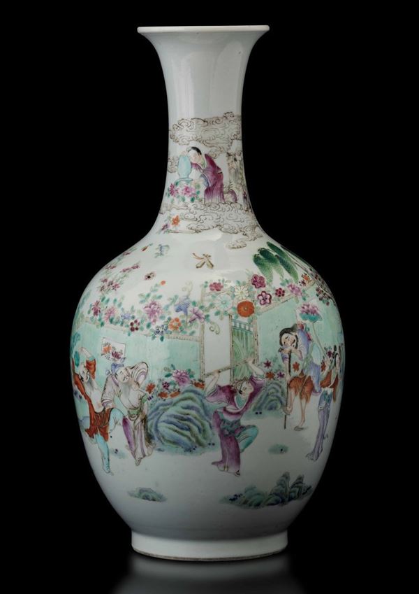 Vaso a bottiglia in porcellana Famiglia Rosa con personaggi e decori floreali, Cina, Dinastia Qing, XIX secolo