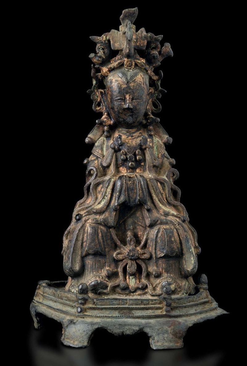Figura di Guanyin incoronata in bronzo con tracce di doratura, Cina, Dinastia Ming, XVII secolo  - Asta Fine Chinese Works of Art - Cambi Casa d'Aste