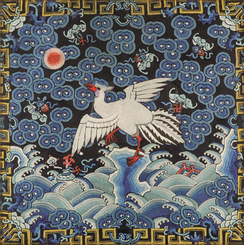 Tessuto in seta ricamata raffigurante airone e pipistrelli, Cina, Dinastia Qing, XIX secolo  - Asta Fine Chinese Works of Art - Cambi Casa d'Aste