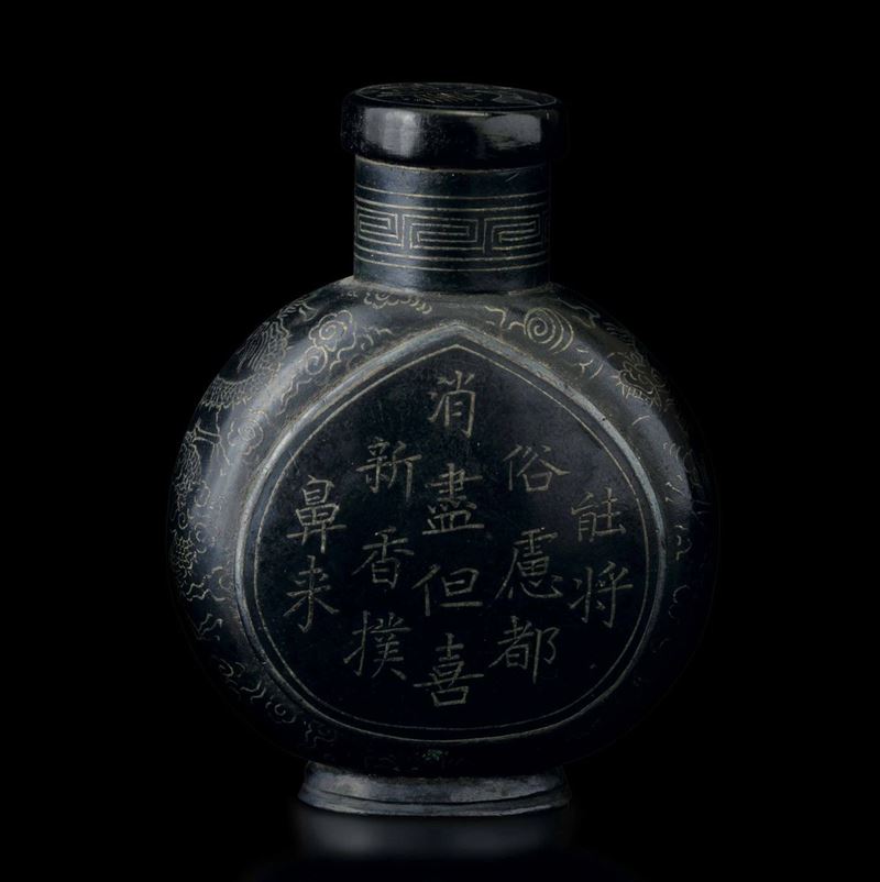 Snuff bottle in metallo con niellatura in argento, iscrizioni e figure di draghi su fondo nero, Cina, Dinastia Qing (1644-1912)  - Asta Fine Chinese Works of Art - Cambi Casa d'Aste