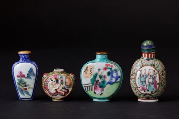 Lotto composto da quattro snuff bottles in porcellana raffiguranti differenti soggetti e iscrizioni, Cina, Dinastia Qing, XIX secolo