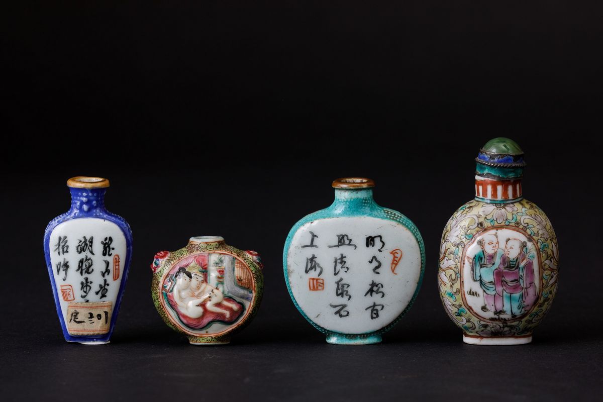 Lotto Composto da Quattro Snuff Bottles in Porcellana Raffiguranti Differenti Soggetti e Iscrizio...