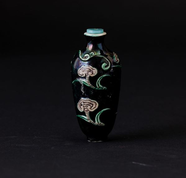 Snuff bottle in porcellana Famiglia Nera con decoro di Linghzi, Cina, Dinastia Qing, XIX secolo