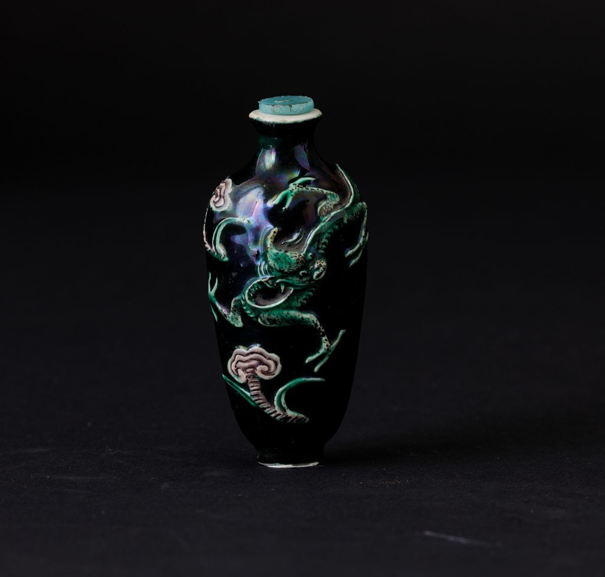 Snuff Bottle in Porcellana Famiglia Nera con Decoro di Linghzi, Cina, Dinastia Qing, XIX Secolo