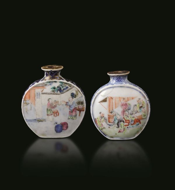 Due snuff bottles in porcellana con scene di vita comune e decori floreali, Cina, Dinastia Qing (1644-1912)