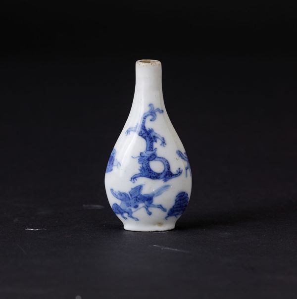 Snuff bottle in porcellana bianca e blu con figure di draghi, Cina, Dinastia Qing, XIX secolo