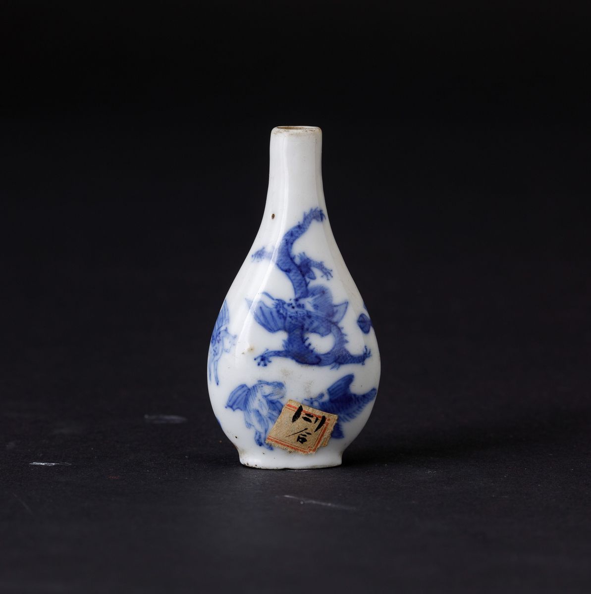 Snuff Bottle in Porcellana Bianca e Blu con Figure di Draghi, Cina, Dinastia Qing, XIX Secolo