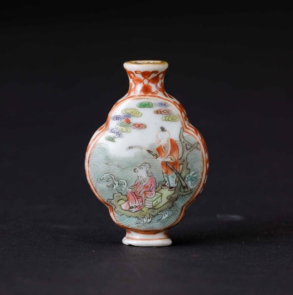 Snuff bottle in porcellana con decori floreali, figure di saggi e fanciulle entro paesaggio, Cina, Dinastia Qing, marca e del periodo Jiaqing (1796-1820)