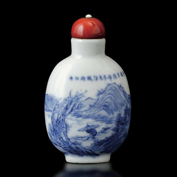 Snuff bottle in porcellana bianca e blu con personaggio entro paesaggio e iscrizione, Cina, Dinastia Qing, fine XIX secolo
