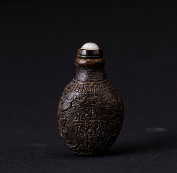 Snuff bottle in cocco con decori incisi e a rilievo, Cina, Dinastia Qing, XIX secolo