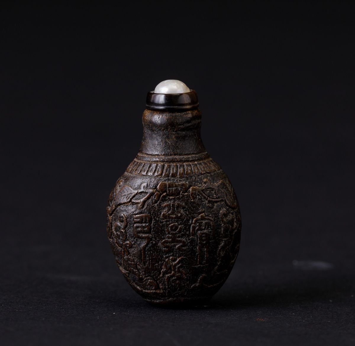 Snuff Bottle in Cocco con Decori Incisi e a Rilievo, Cina, Dinastia Qing, XIX Secolo