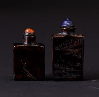 Due Snuff Bottles in Corno con Decori Incisi, Cina, Dinastia Qing, XIX Secolo