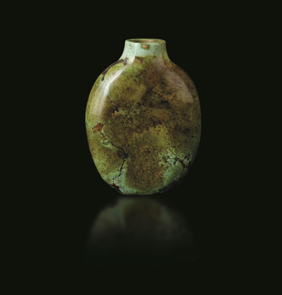 Snuff Bottle Scolpita in Pietra Dura sui Toni dei Bruni e dei Verdi, Cina, Dinastia Qing, XIX Sec...