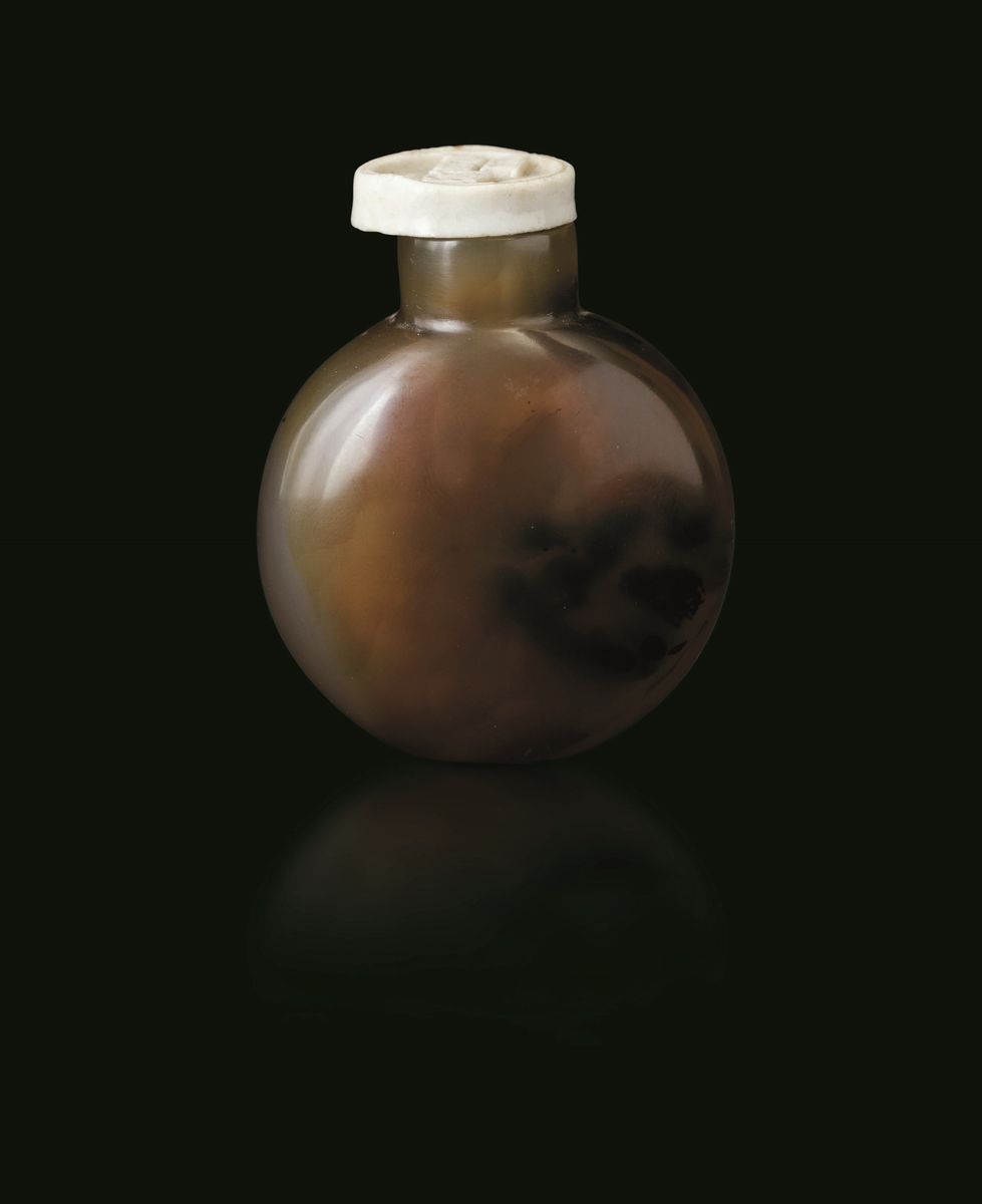Snuff Bottle in Agata con Ideogrammi sul Tappo, Cina, Dinastia Qing, XIX Secolo