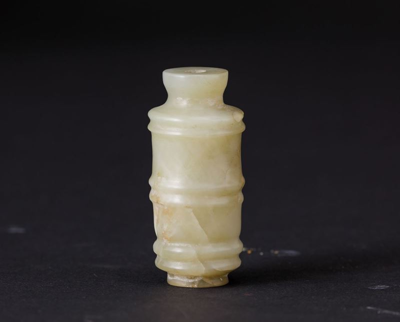 Snuff bottle in giada con decori geometrici a rilievo, Cina, Dinastia Qing, XIX secolo  - Asta Arte Orientale | Cambi Time - I - Cambi Casa d'Aste